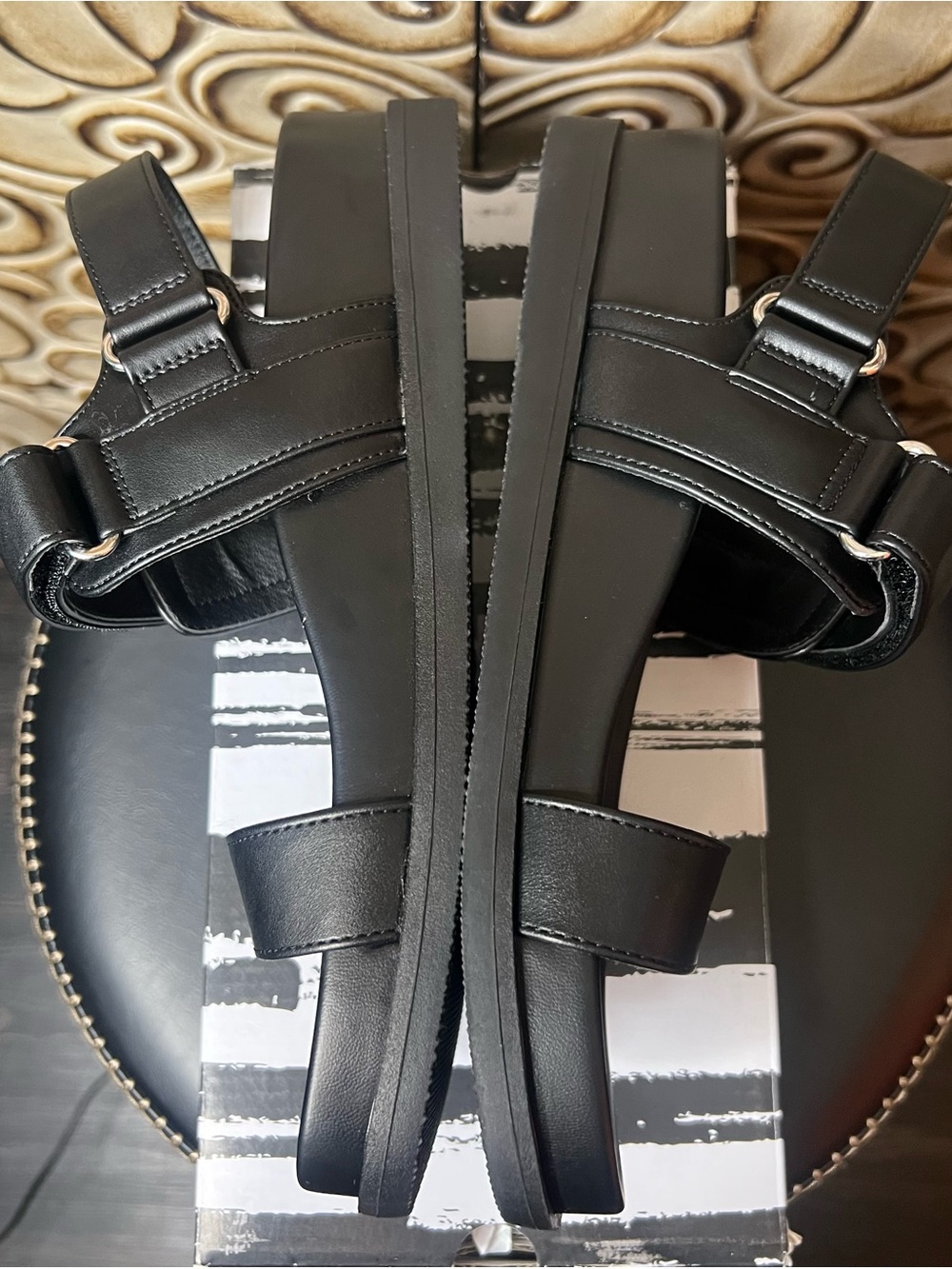 NIB DV by Dolce Vita Argyle Black Velcro Low Platform Sandals Women’s Size 9 - Picture 2 of 8